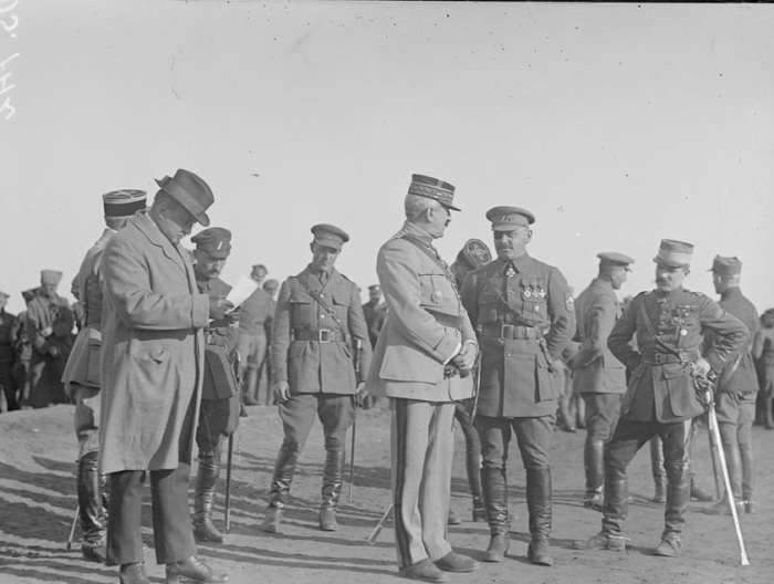  Генерал Жанен и Сиров на построении. Омск, 1919 год.
