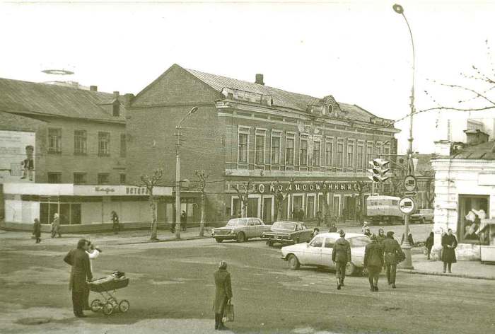 Комиссионный магазин и кафе Ветерок на улице Куйбышева.