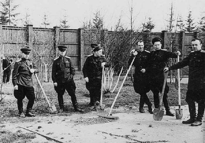 Офицеры НКВД сажают деревья по личному приказу Сталина. СССР, Смоленск, 1947 год.