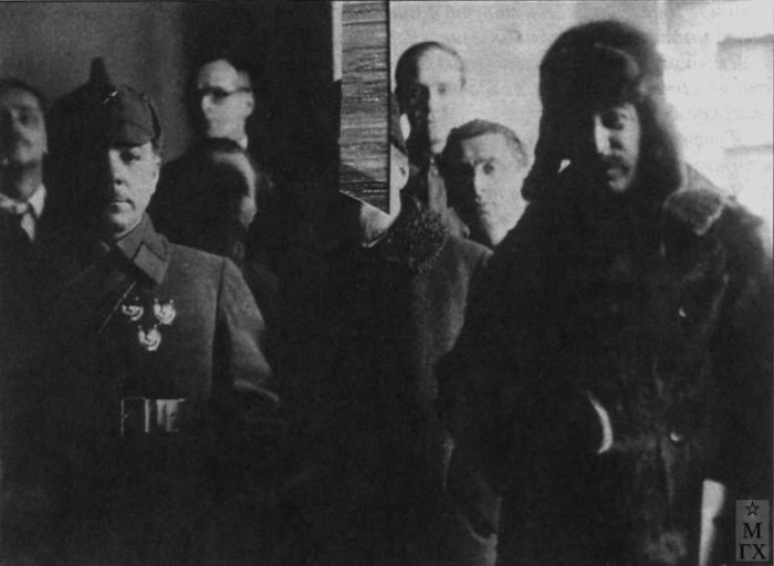 Иосиф Сталин и К. Ворошилов на выставке 10 лет РККА в помещении Центрального телеграфа на улице Горького, Москва. 1928.