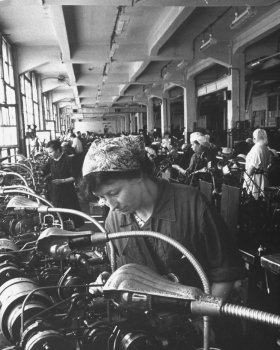 Женщины, работающие над созданием тонких механизмов на 2-ом государственном часовом заводе. СССР, Москва, 1961 год.