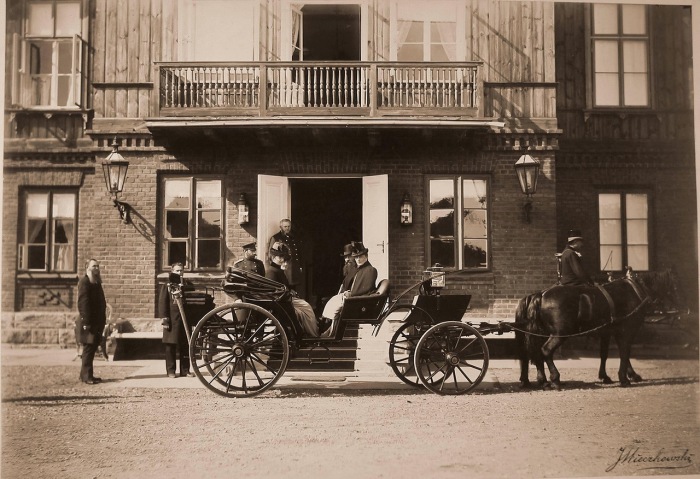 Императрица Мария Федоровна и члены императорской семьи в экипаже у входа в охотничий дом в 1894 году.