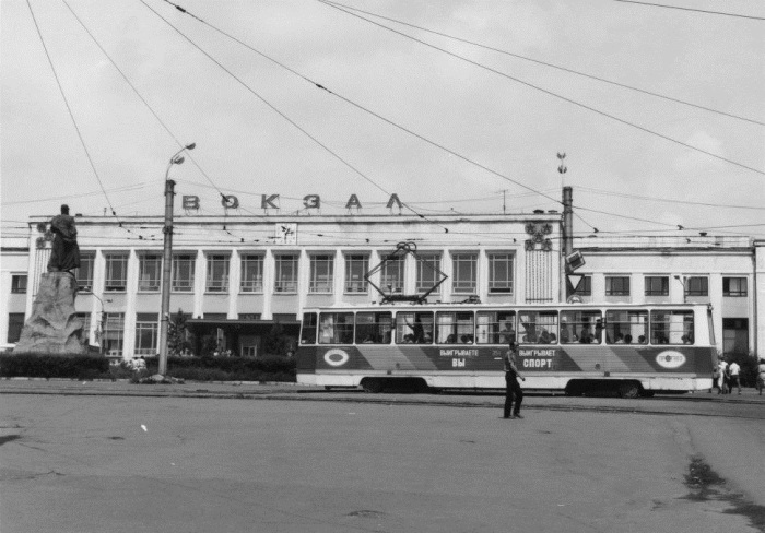  У вокзала Хабаровска в 1991 году.