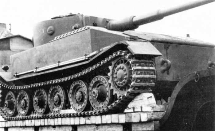 Прототип немецкого танка «Тигр» на специальном железнодорожном транспортере, перед отправкой на испытательный полигон в Дюллерсхейм. 