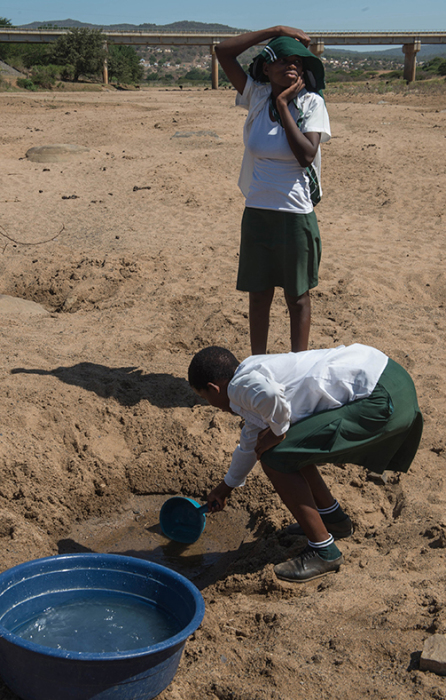 Школьники пытаются добыть воду из пересохшей лужи после засухи в Нонгоме.