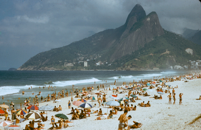 Отдых на пляже в Рио-де-Жанейро в 1957 году. Фотограф: Dmitri Kessel. 