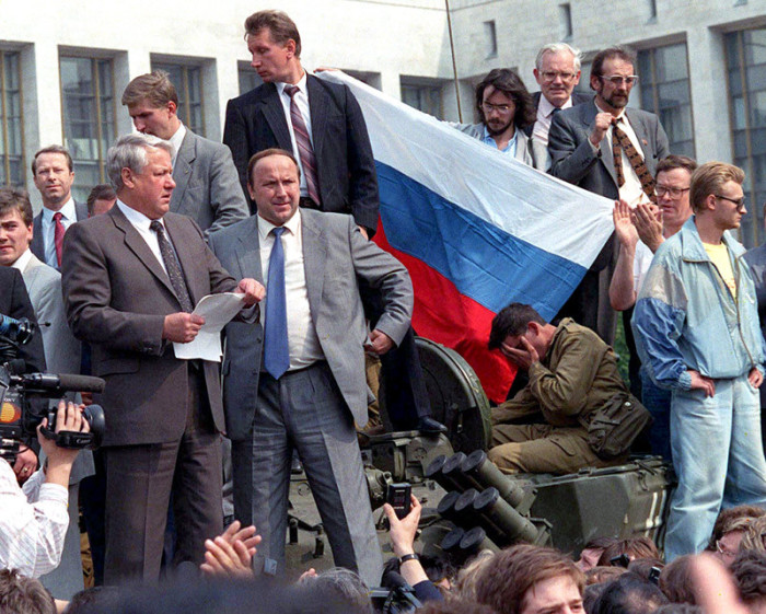 Перед парадной лестницей Белого дома Ельцин зачитал с танка «Обращение к гражданам России», в котором назвал действия ГКЧП «реакционным, антиконституционным переворотом».