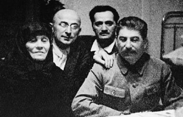 Сталин с матерью Екатериной Георгиевной, Лаврентием Берией и Анастасом Микояном.