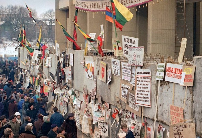 Антисоветские политические плакаты заполнили стены у парламента в Вильнюсе.