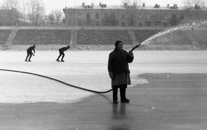 Заливка льда на стадионе Металлург. СССР, Новокузнецк, 1984 год.