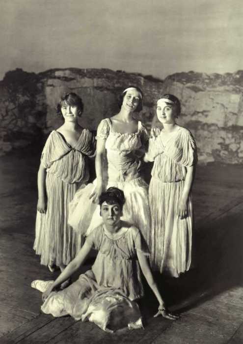 Павлова в группе балерин Санкт-Петербурга в 1907 году. Из собрания Центрального государственного архива кинофотофонодокументов Санкт-Петербурга.