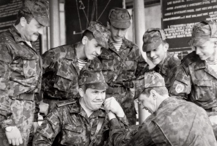 Командующий 14-й гвардейской общевойсковой армией РФ генерал-лейтенант А. В. Лебедь с подчиненными. Молдавия, Июль 1992 год.