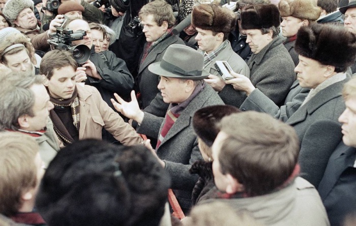  Президент СССР Михаил Горбачев общается с жителями Вильнюса. Литва, 11 января 1990.