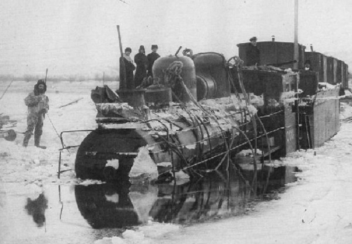  Ушедший под воду паровоз на временной ледовой переправе через Амур в 1905 году.