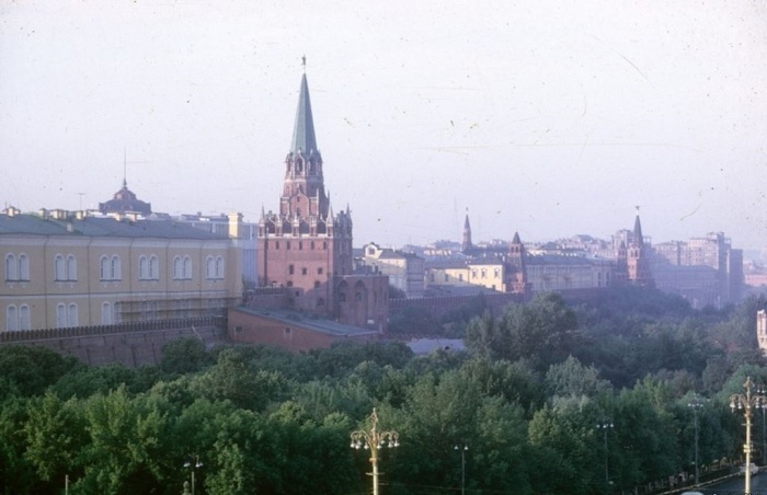 Вид на одну из башен Московского Кремля. СССР, Москва, 1963 год.