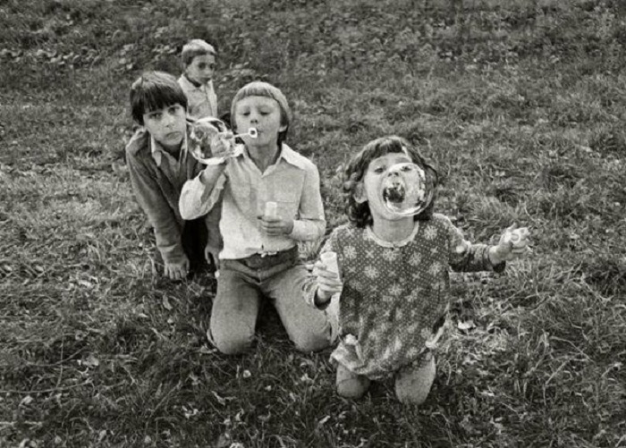 Мыльные пузыри. Фотограф Михаил Блонштейн, 1970 год.