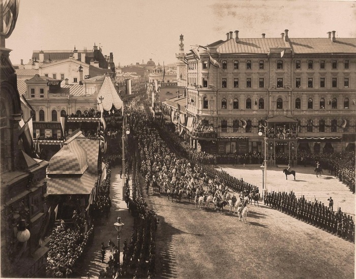 Император Николай II шествует по Воскресенской площади.
