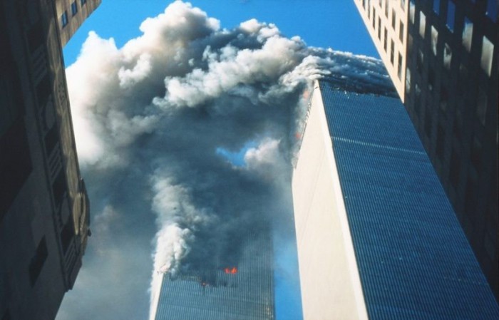 Горящие от столкновения с двумя самолетами башни Всемирного торгового центра вовремя теракта в Нью-Йорке. США, 11 сентября 2001 года. Фото: Bill Biggart.