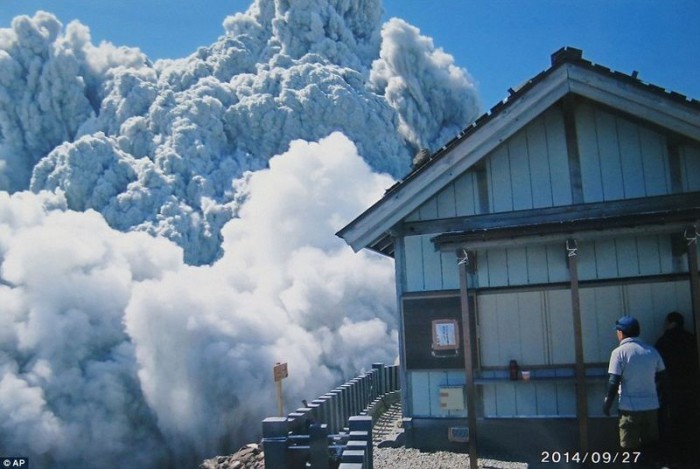 Приближающийся пирокластический поток вовремя Извержение вулкана Онтакэ. Япония, 27 сентября 2014 года. Фото: Izumi Noguchi. 