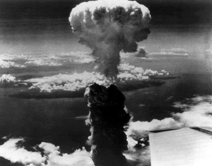 Атомный гриб от взрыва бомбы над Нагасаки, сфотографированный с самолета.