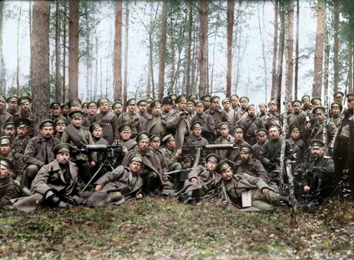Российские солдаты и офицеры позируют перед боем в 1916 году.