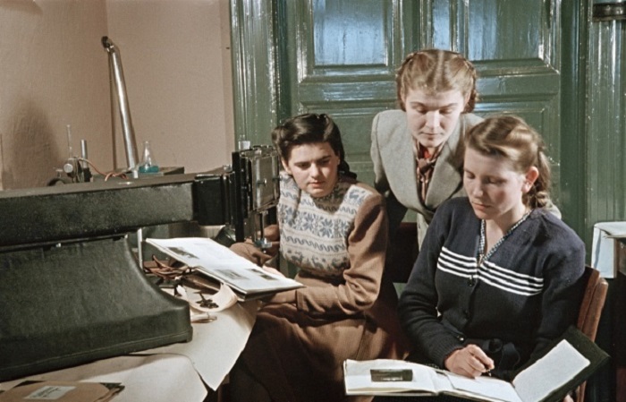 Занятия в кабинете физики Ужгородского университета в 1952 году.
