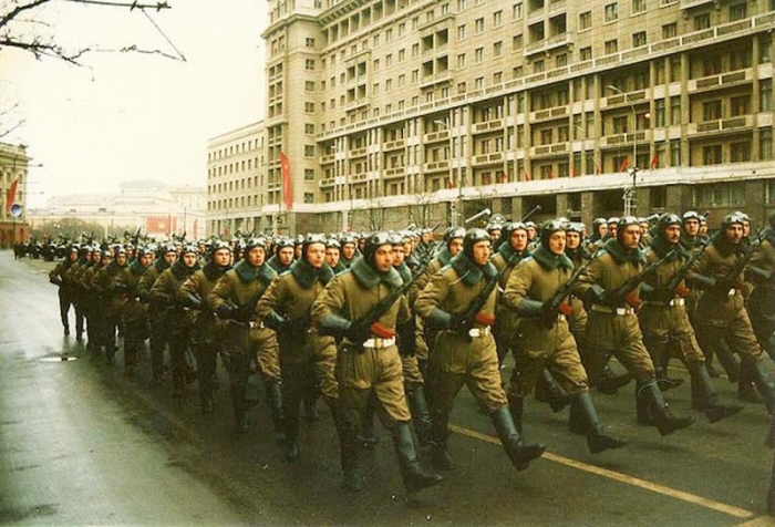 Прохождение войск во время парада. СССР, 1980-е годы. 