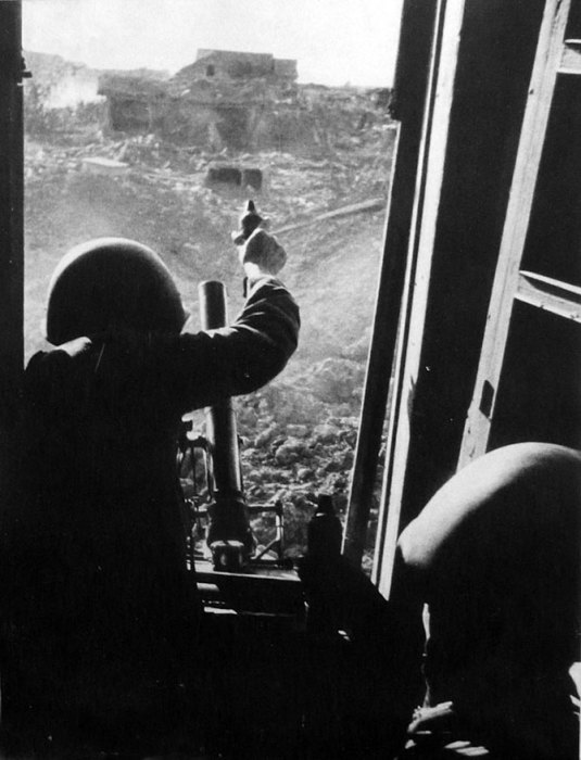 Советский расчёт 50-мм ротного миномета ведет огонь в Сталинграде.