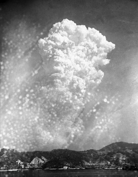 Вид на гриб от атомного взрыва в Хиросиме с расстояния примерно в 20 км с военно-морского арсенала в Курэ. 
