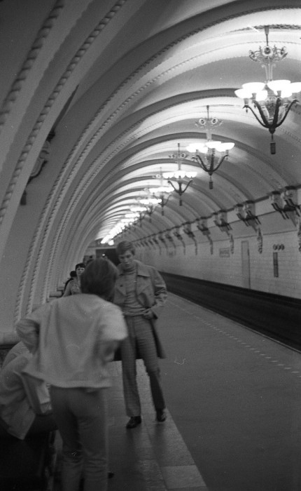 В ожидании поезда в Московском метрополитене. СССР, 1971 год.