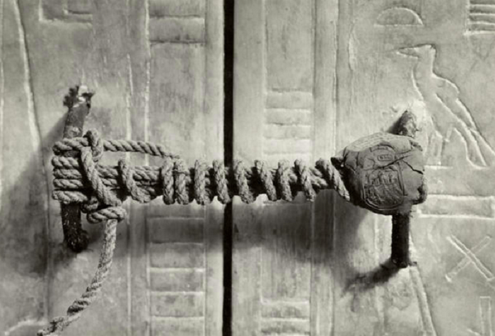 Запечатанный вход в гробницу Тутанхамона. 