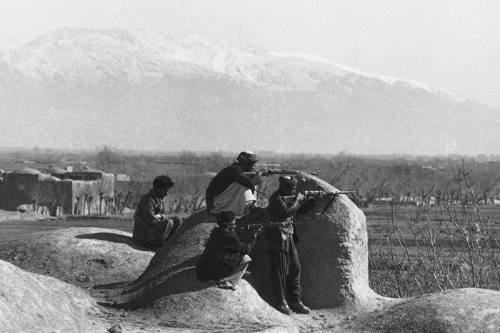 Моджахеды в 10 километрах от Герата, поджидают советский конвой, 15 февраля 1980 года.