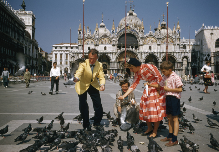 Кормление голубей в Венеции. Италия, 1957 год. Фотограф: Ardian R. Miller.