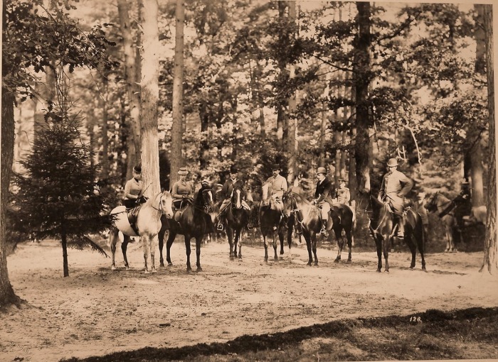 Группа участников охоты в лесу в 1894 году.