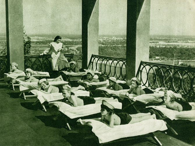 Воздушные ванны практиковались не только в санаториях, но и в детских садах.