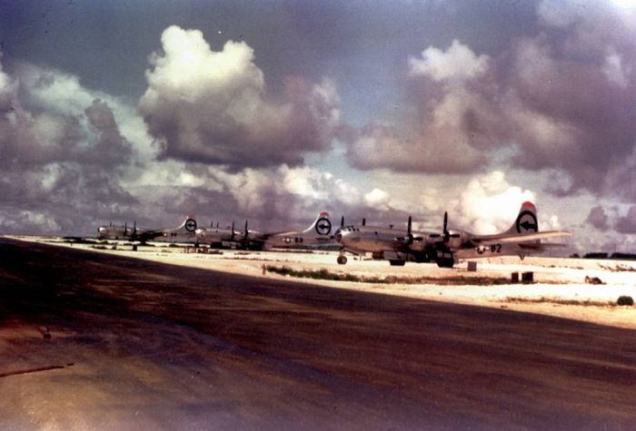 Бомбардировщики В-29 «Энола Гэй» и «Грейт Артист» на аэродроме в Тиниане за несколько дней до атомной бомбардировки Хиросимы. 