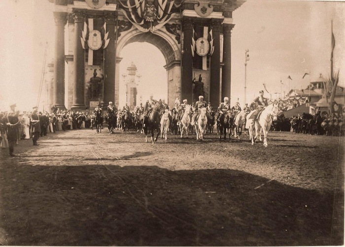 Император Николай II, слева - великий князь Владимир Александрович, в центре - министр императорского Двора и уделов Воронцов-Дашков.