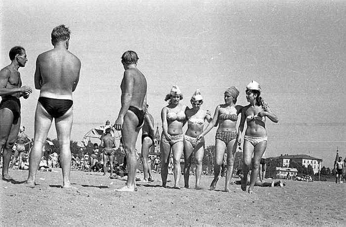 Девушки на пляже в Павловской роще. СССР, Ярославль, 1970-е годы.