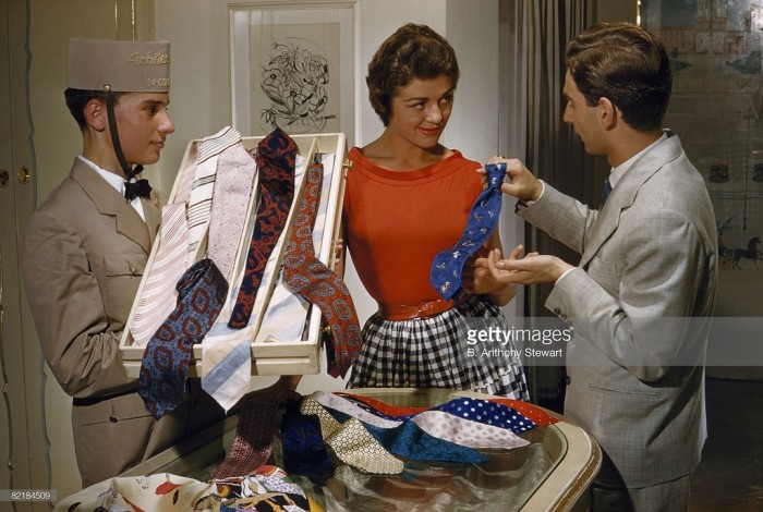 Продавец показывает коллекцию шёлковых галстуков. Италия, Рим, 1957 год. 