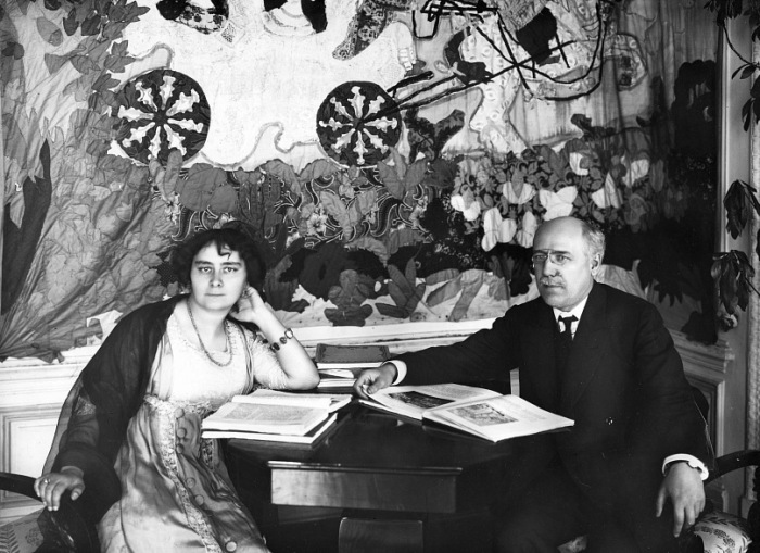 Фёдор Сологуб и Анастасия Чеботаревская у себя дома в 1910-е годы.
