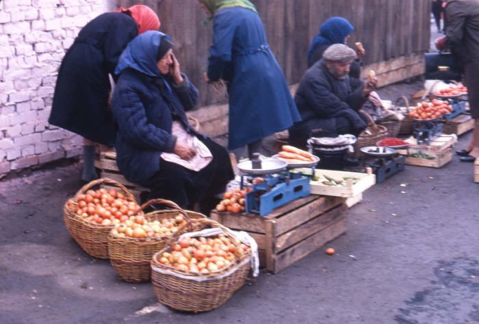 Пожилые люди, торгующие овощами на рынке. СССР, Новосибирск, 1969 год. 