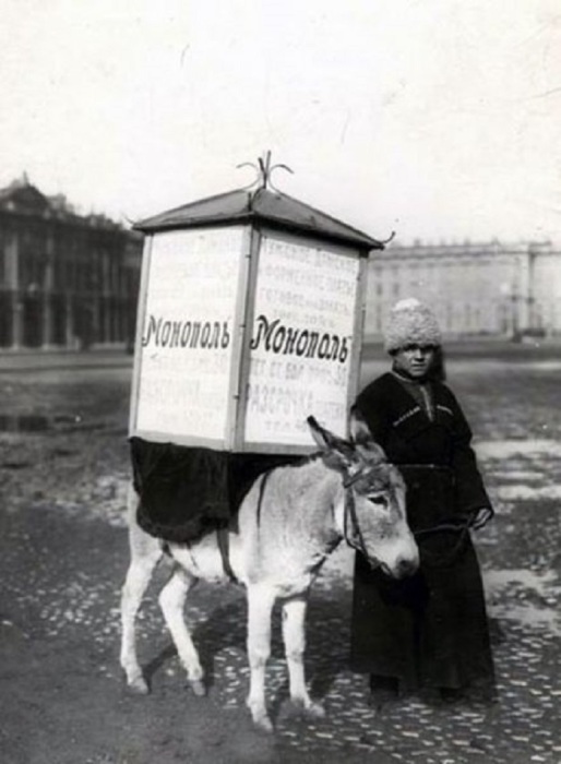  Живая реклама торгового дома «Монополь» на Дворцовой площади в 1910 году.