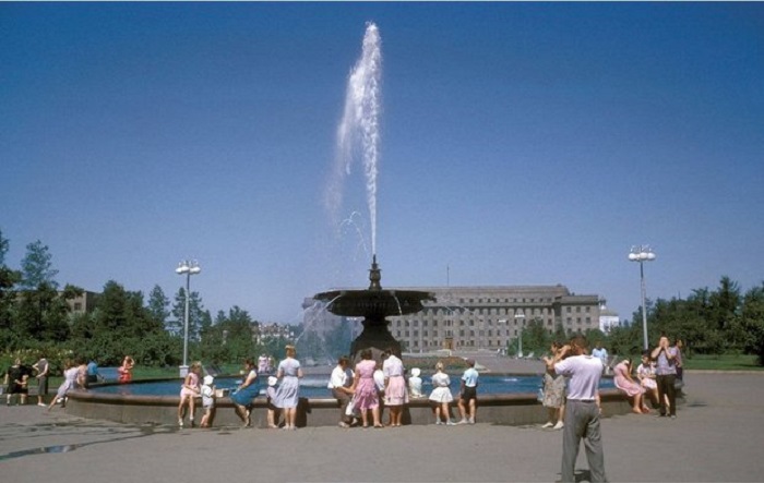 Фонтан на сквере Кирова был привезен в Иркутск специально к приезду американского президента Эйзенхауэра. СССР, Иркутск, 1964 год.
