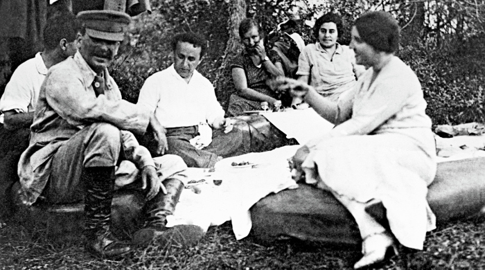 Сталин с женой Надеждой Аллилуевой на пикнике в лесу с друзьями. 