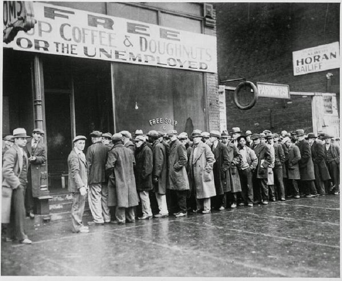 Очередь за бесплатным супом от главаря чикагской мафии Аль Капоне. Чикаго, 1931 год.  