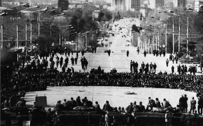 Толпа нападает на кордон внутренних войск МВД перед местной штаб-квартирой Коммунистической партии в столице Таджикистана Душанбе. 15 февраля 1990 год. 