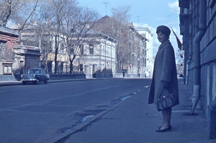 Девушка на улице Щепкина в центре Москвы в 1968 году. 