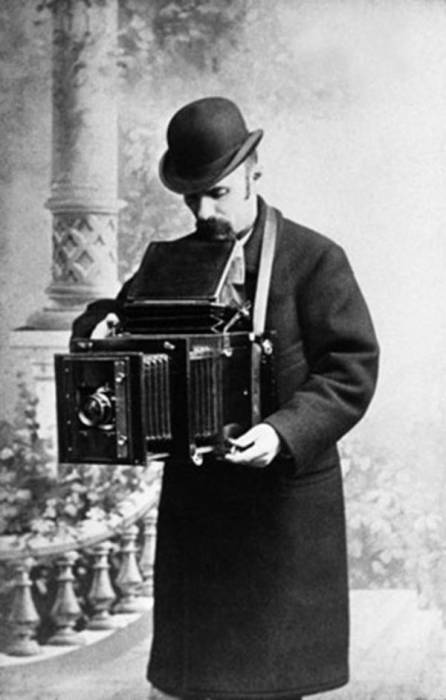 Карл Карлович Булла оставил после себя 230 тысяч негативов фотографий эпохи конца XIX — начала XX века и стал родоначальником отечественной журналистики