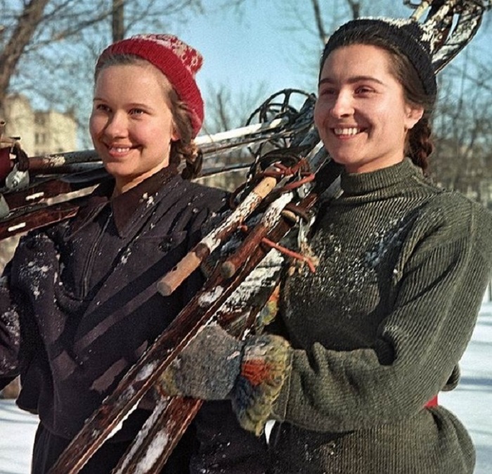Будущие педагоги на лыжной тренировке в 1953 году.