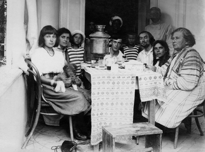 Марина Цветаева и Сергей Эфрон за чайным столом в доме Максимилиана Волошина. Коктебель, 1910–е годы.